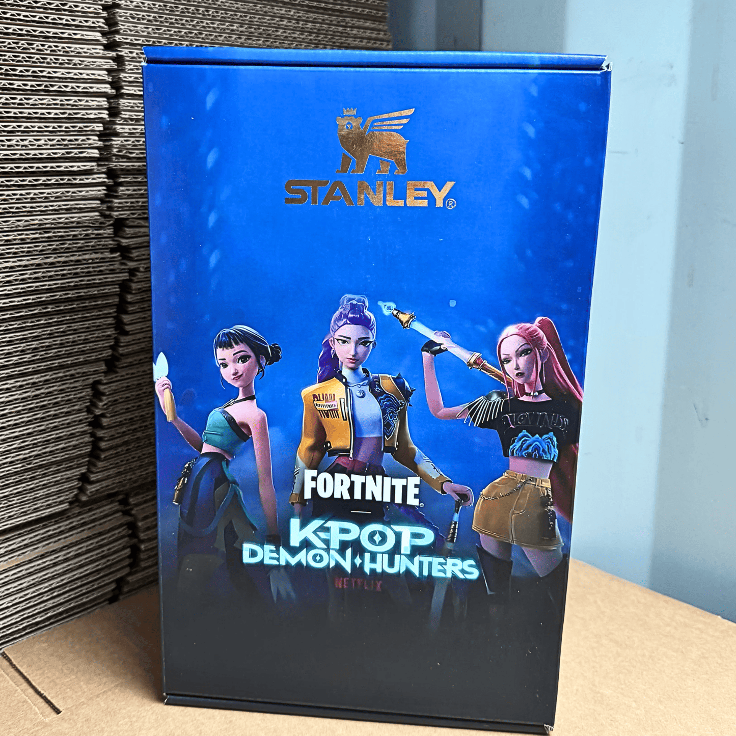 Exclusivo: Garrafa Térmica 1.2L Edição Especial Guerreiras do K-Pop Caixa Customizada + *BRINDE 1x Chaveiro Exclusivo* - EDIÇÃO LIMITADA