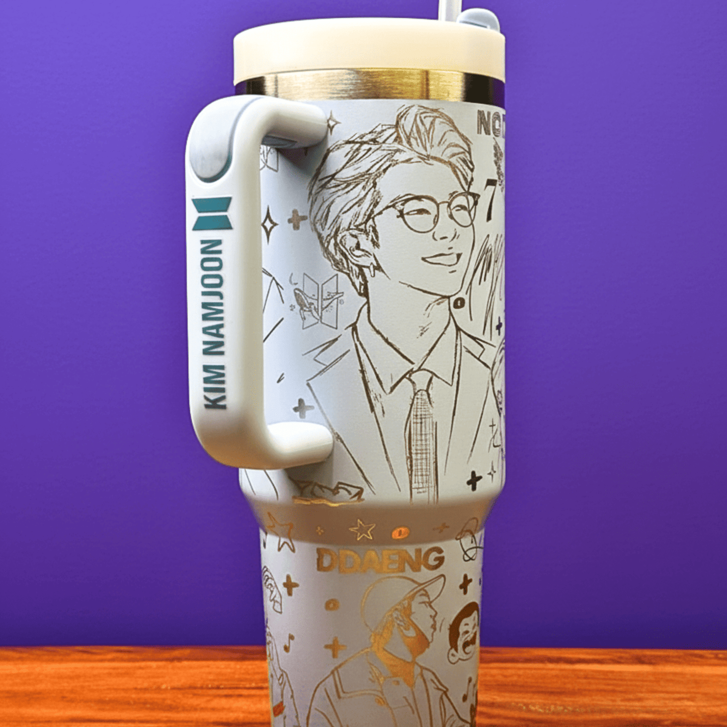 Exclusivo: Garrafa Térmica 1.2L Edição Especial BTS Customizada Gravação Laser + *BRINDE 1x Chaveiro Exclusivo* - EDIÇÃO LIMITADA