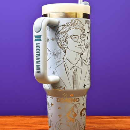 Exclusivo: Garrafa Térmica 1.2L Edição Especial BTS Customizada Gravação Laser + *BRINDE 1x Chaveiro Exclusivo* - EDIÇÃO LIMITADA