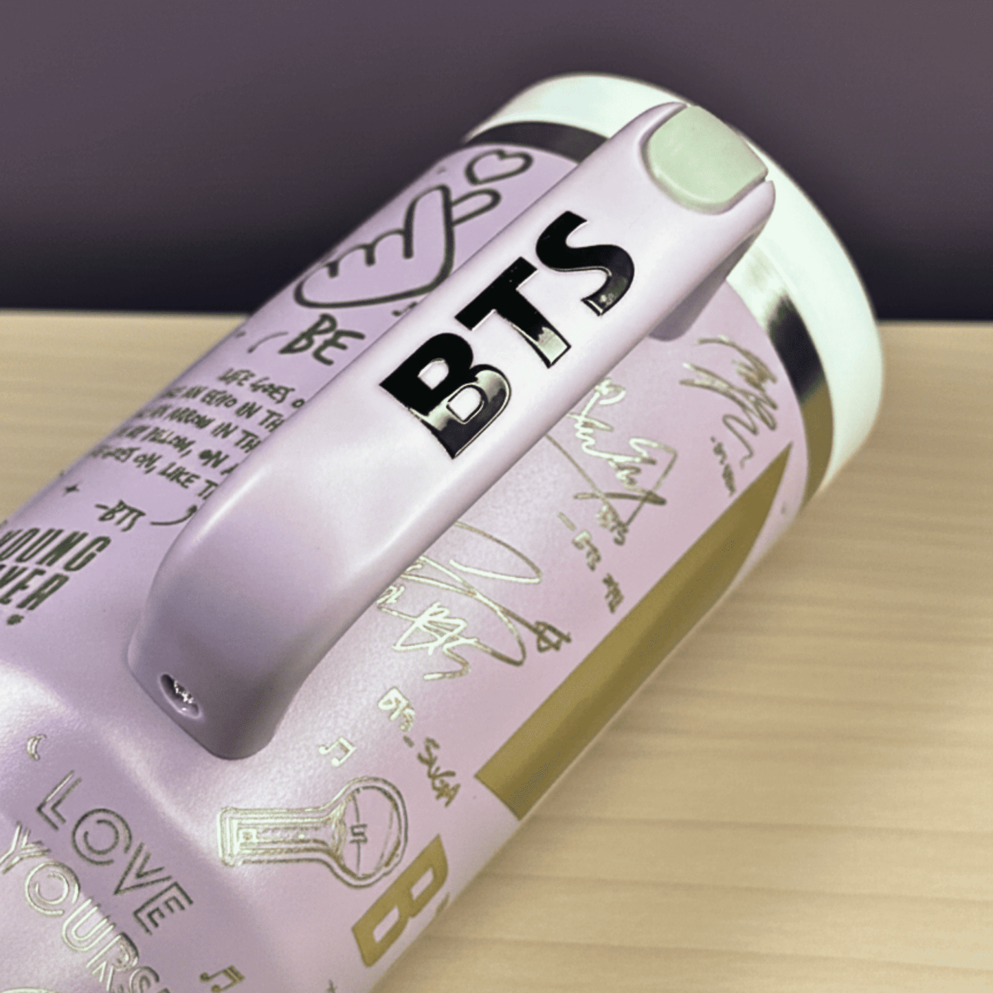 Exclusivo: Garrafa Térmica 1.2L Edição Especial BTS Customizada Gravação Laser + *BRINDE 1x Chaveiro Exclusivo* - EDIÇÃO LIMITADA