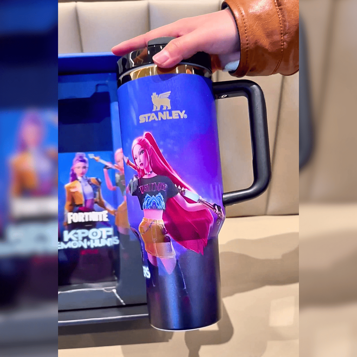 Exclusivo: Garrafa Térmica 1.2L Edição Especial Guerreiras do K-Pop Caixa Customizada + *BRINDE 1x Chaveiro Exclusivo* - EDIÇÃO LIMITADA