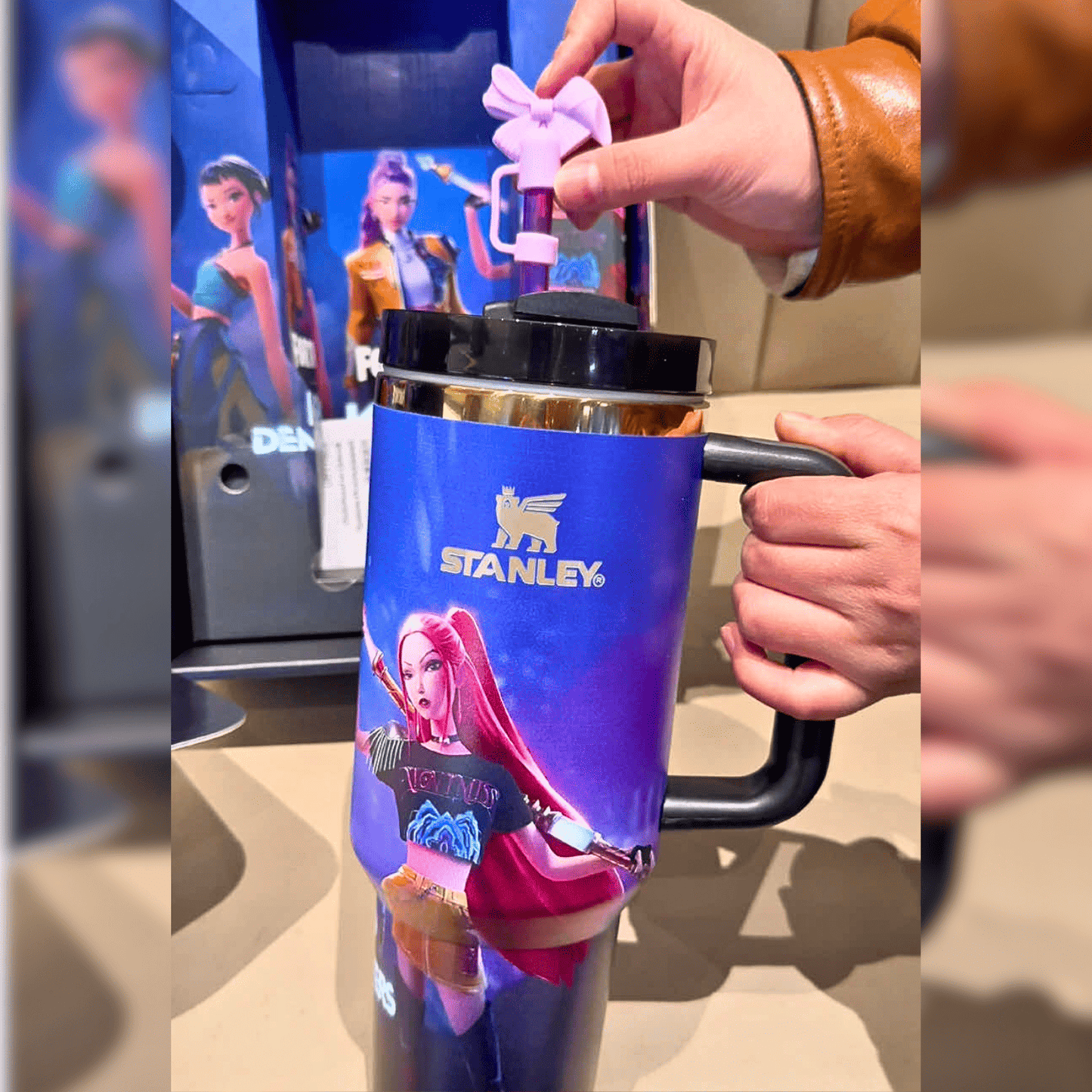 Exclusivo: Garrafa Térmica 1.2L Edição Especial Guerreiras do K-Pop Caixa Customizada + *BRINDE 1x Chaveiro Exclusivo* - EDIÇÃO LIMITADA