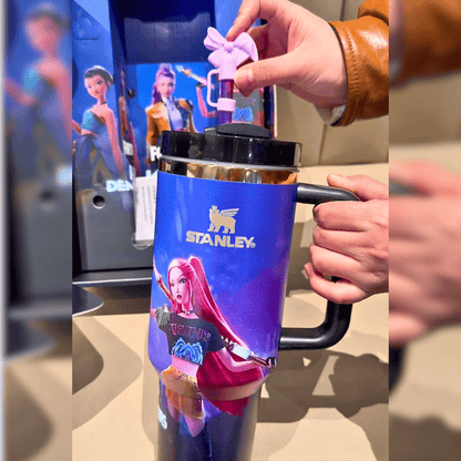 Exclusivo: Garrafa Térmica 1.2L Edição Especial Guerreiras do K-Pop Caixa Customizada + *BRINDE 1x Chaveiro Exclusivo* - EDIÇÃO LIMITADA